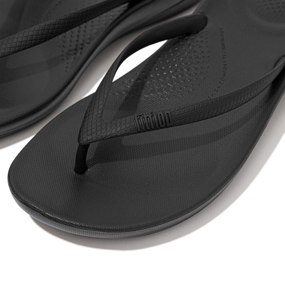 E54-090 FitFlop iQushion Toe-Post Sandals כפכפי אצבע לנשים בצבע שחור – תמונה 2