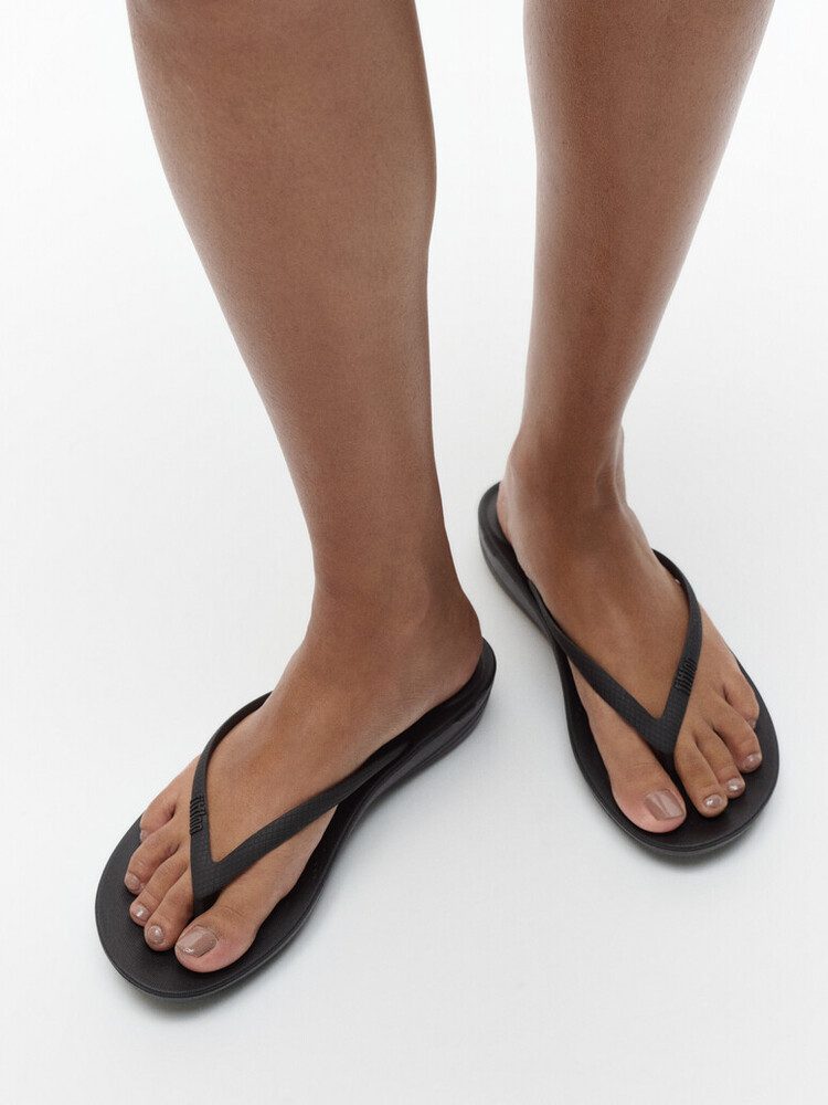 E54-090 FitFlop iQushion Toe-Post Sandals כפכפי אצבע לנשים בצבע שחור – תמונה 5