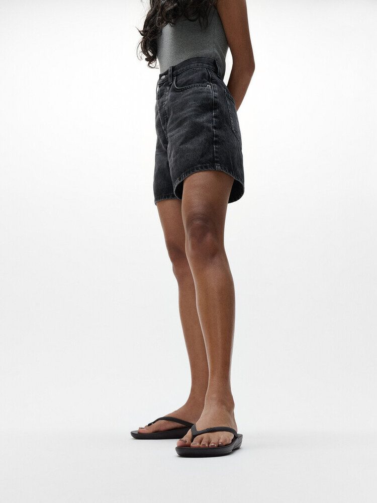 E54-090 FitFlop iQushion Toe-Post Sandals כפכפי אצבע לנשים בצבע שחור – תמונה 6