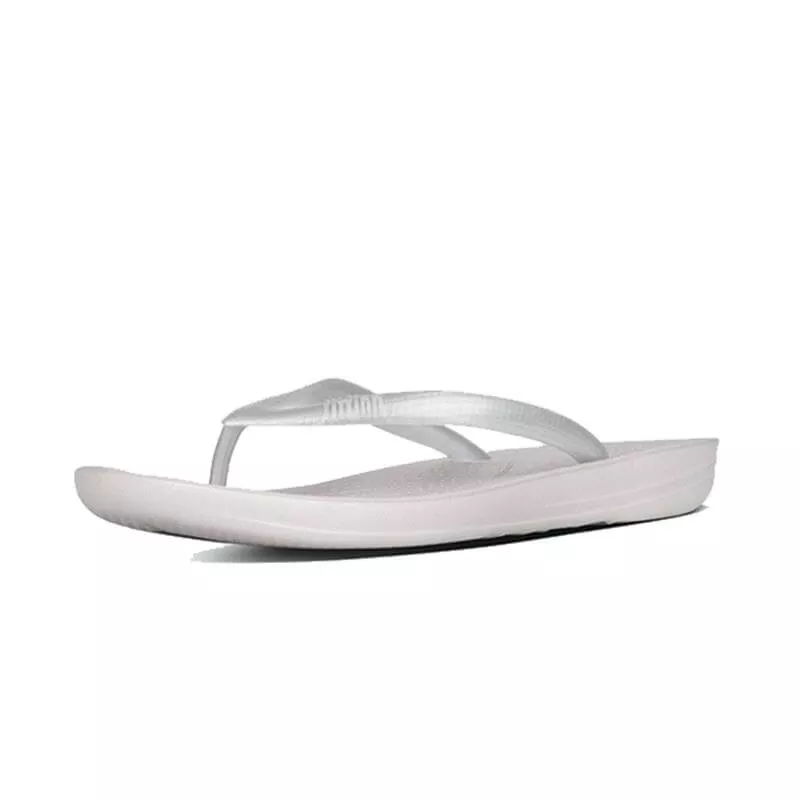 FitFlop iQushion Toe-Post Sandals E54-011 כפכפי אצבע לנשים בצבע כסוף