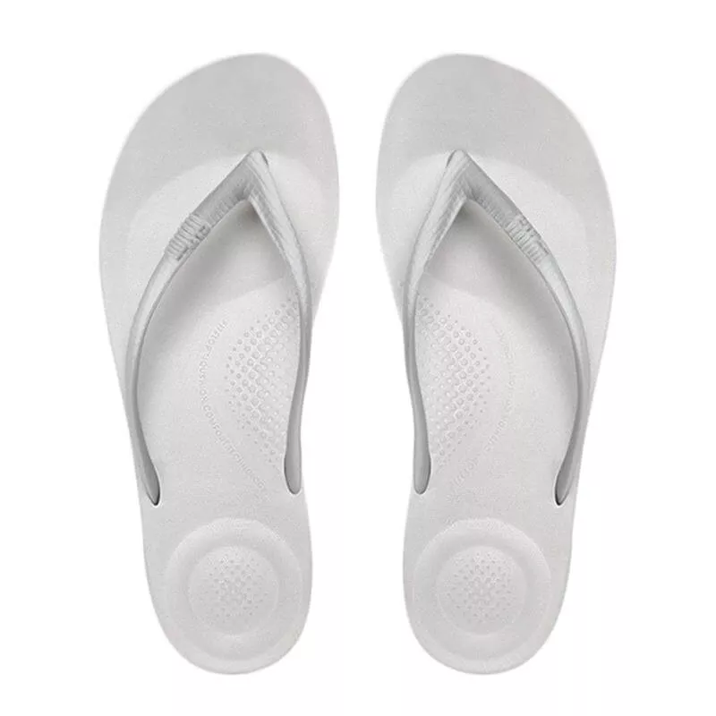 FitFlop iQushion Toe-Post Sandals E54-011 כפכפי אצבע לנשים בצבע כסוף – תמונה 3