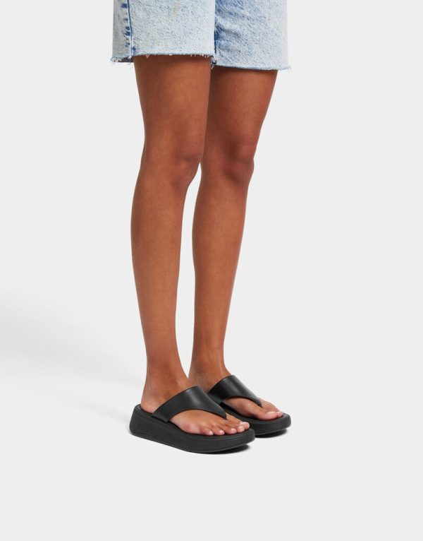 FitFlop | FW4-090  כפכפי פ-מוד פלאט פורם אצבע שחור