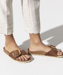 כפכפי בירקנשטוק עם אבזם לנשים BIRKENSTOCK / MADRID Leather Cognac