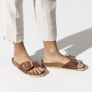כפכפי בירקנשטוק עם אבזם לנשים BIRKENSTOCK / MADRID Leather Cognac