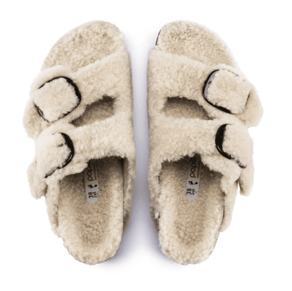 ⁦כפכפי בירקנשטוק פלטפורמה עם פרווה לנשים BIRKENSTOCK / Arizona⁩ – תמונה ⁦2⁩