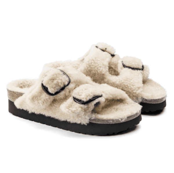 ⁦כפכפי בירקנשטוק פלטפורמה עם פרווה לנשים BIRKENSTOCK / Arizona⁩ – תמונה ⁦4⁩