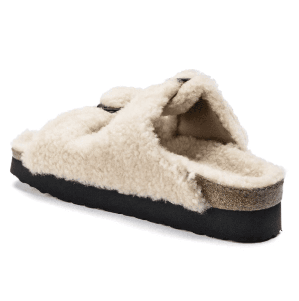 ⁦כפכפי בירקנשטוק פלטפורמה עם פרווה לנשים BIRKENSTOCK / Arizona⁩ – תמונה ⁦6⁩