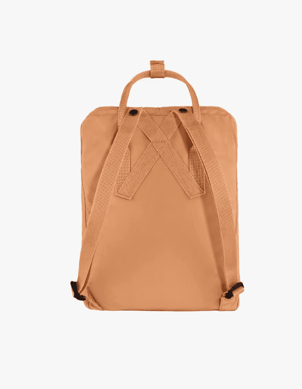 ⁦Fjallraven Kanken Classic - תיק גב קלאסי 16 ליטר בצבע חול אפרסק⁩ – תמונה ⁦3⁩
