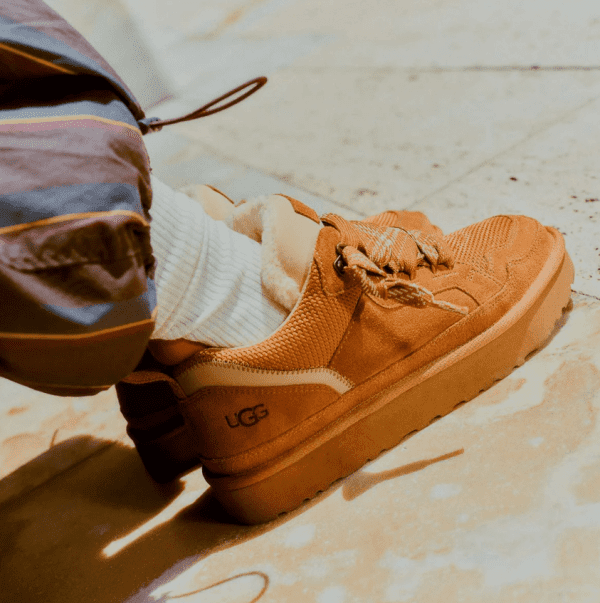 ⁦נעלי סניקרס לנשים חום UGG / Lowmel⁩ – תמונה ⁦2⁩