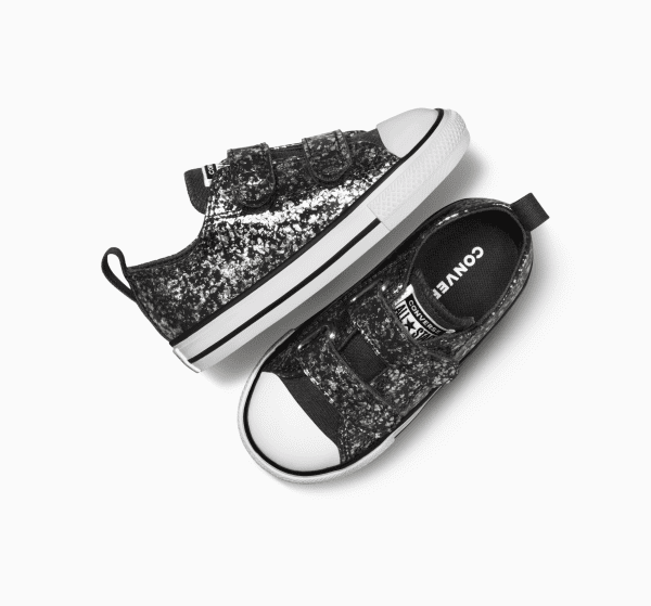 ⁦סניקרס קנבס נמוכות תינוקות פחם  CONVERSE /  CTAS 2V OX⁩ – תמונה ⁦2⁩