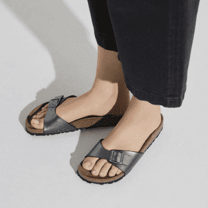 כפכפי בירקנשטוק מדריד שחור מטאלי לנשים BIRKENSTOCK / MADRID