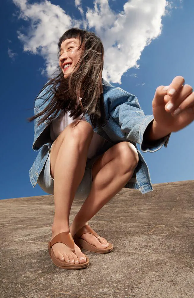 FitFlop Lulu Toe-Post Sandals | I88-592 כפכפי אצבע לנשים בצבע חום – תמונה 5