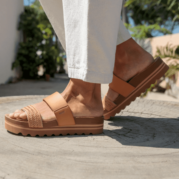 ⁦כפכפי ריף לנשים Reef / Cushion Vista Hi Natural Braid⁩ – תמונה ⁦5⁩