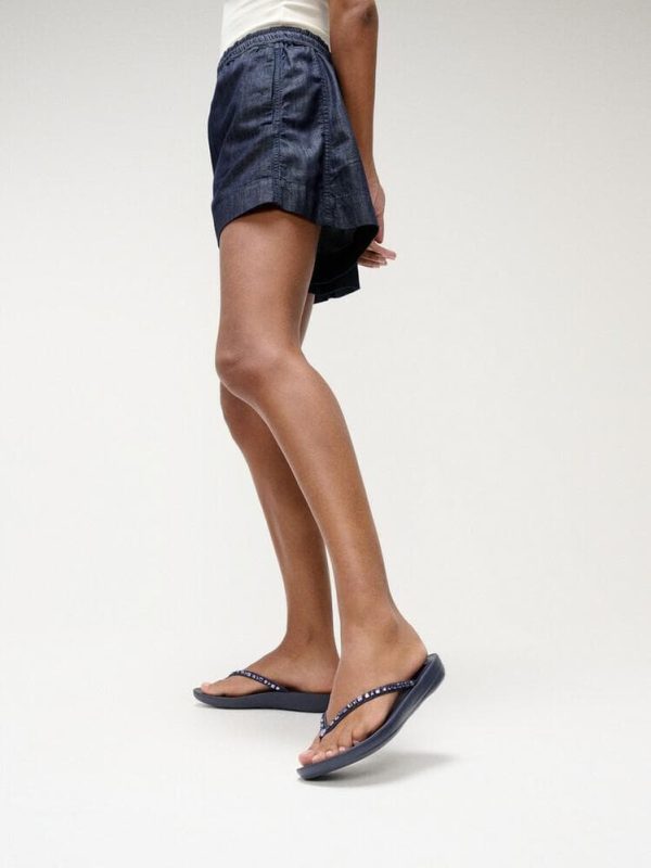 ⁦FitFlop |JC8-399  כפכפי אייקושין קריסטל אומברה נייבי⁩ – תמונה ⁦6⁩