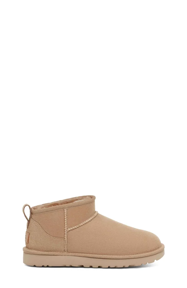 ⁦מגפי קלאסיק לנשים חול UGG  Classic Ultra Mini⁩ – תמונה ⁦2⁩