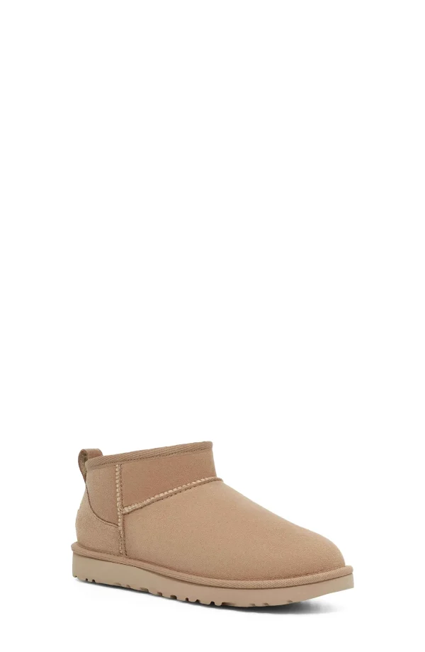 ⁦מגפי קלאסיק לנשים חול UGG  Classic Ultra Mini⁩ – תמונה ⁦3⁩