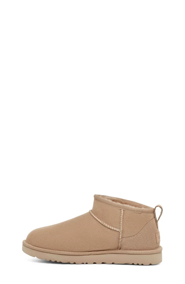 ⁦מגפי קלאסיק לנשים חול UGG  Classic Ultra Mini⁩ – תמונה ⁦4⁩