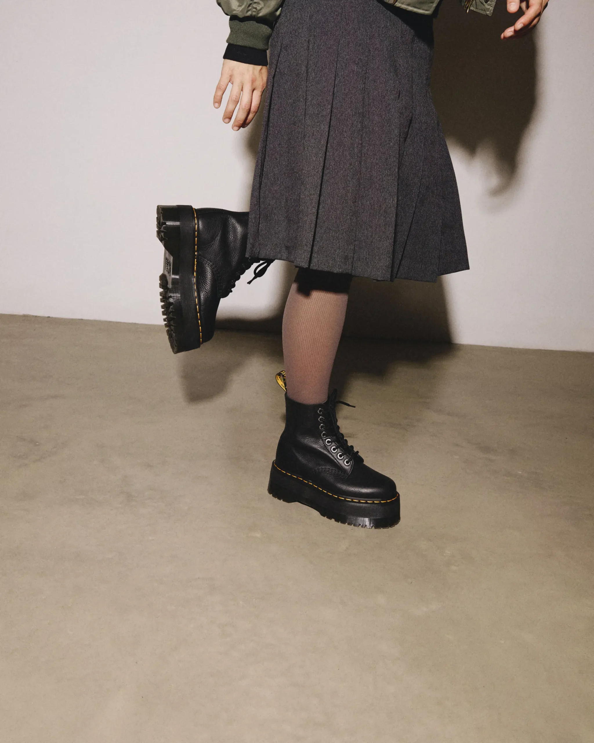 מגפי פסקלי מקס שחור DR. MARTENS Pascal Max 8 Eye Boot – תמונה 10