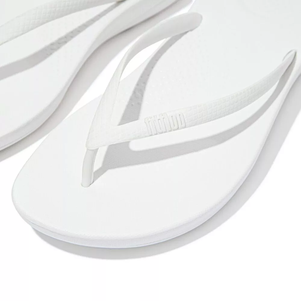FitFlop iQushion Toe-Post Sandals E54-194 כפכפי אצבע לנשים בצבע כסוף – תמונה 2