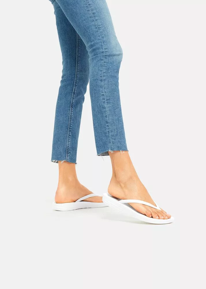 FitFlop iQushion Toe-Post Sandals E54-194 כפכפי אצבע לנשים בצבע כסוף – תמונה 5