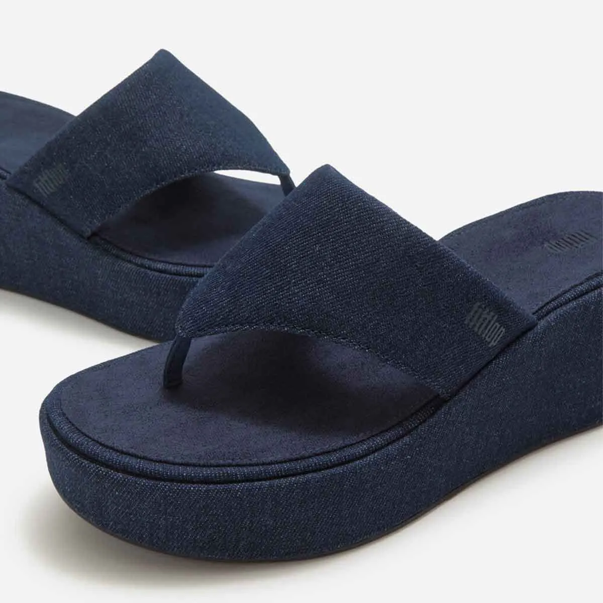 FitFlop Wedge Toe-Post Sandals Denim Dark | A5H-D71 כפכפי פלטפורמה לנשים בצבע כחול ג'ינס – תמונה 5
